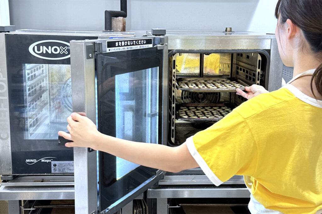 写真:導入マシン: 〈ウノックス〉スチームコンベクションオーブン CHEFTOP「XJCC-0523-E1RM」2台を活用