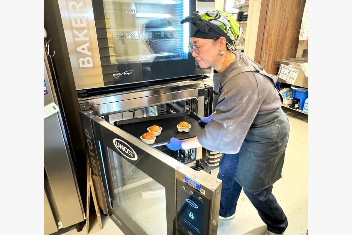 写真:導入マシン:〈ウノックス〉スチームコンベクションオーブン BAKERTOP「XJBC-06EU-EPRM」を2段積みで使用