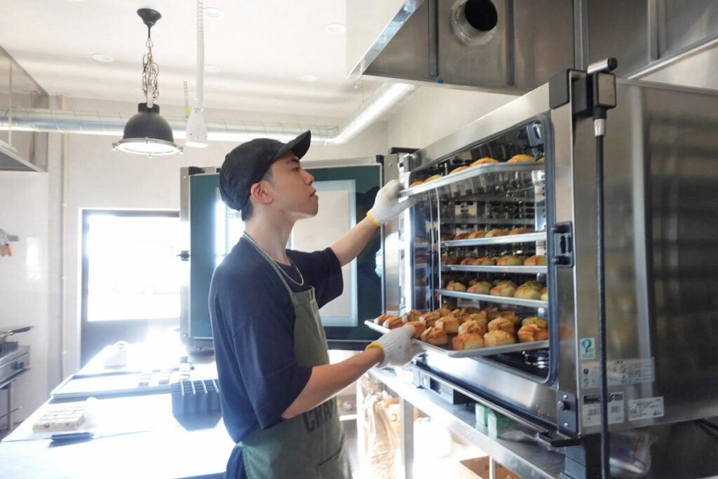 写真:導入マシン:〈ウノックス〉スチームコンベクションオーブン BAKERTOP「XJBC-06EU-EPRM」