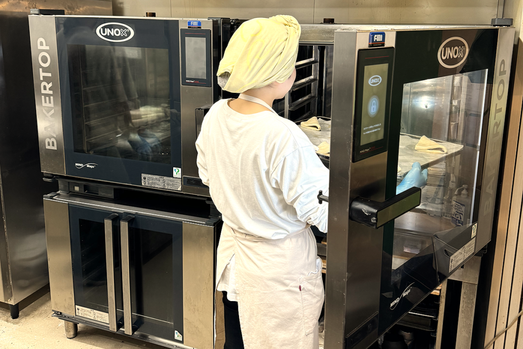 写真:導入マシン:〈ウノックス〉スチームコンベクションオーブン BAKERTOP「XJBC-06EU-EPRM」2台と、専用ホイロ庫を活用。