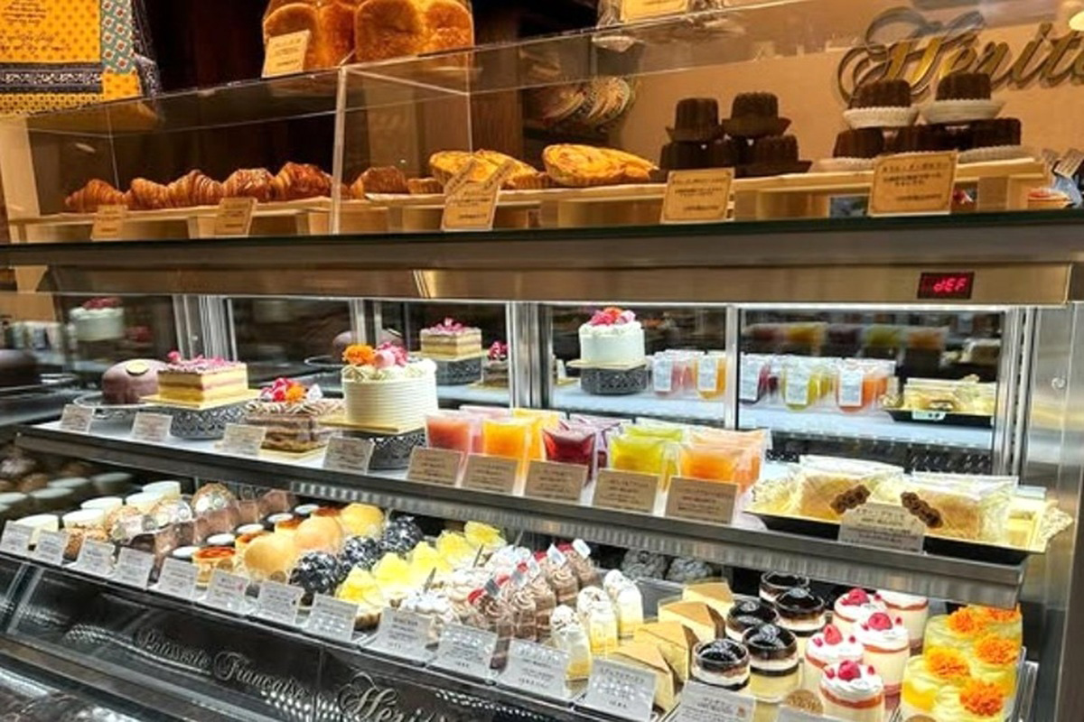 様々なスイーツが陳列されている店内の様子