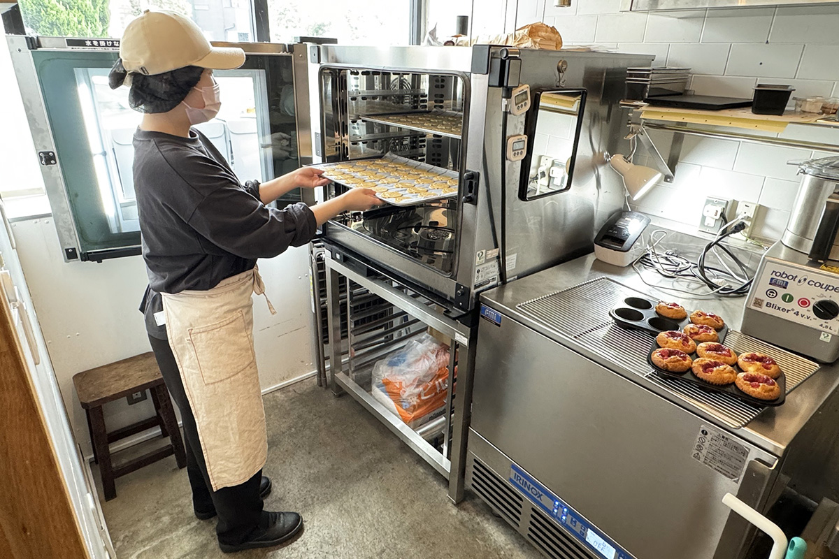 キッチンに設置されているウノックス スチームコンベクションオーブン BAKERTOPに焼成前の生地を入れる様子