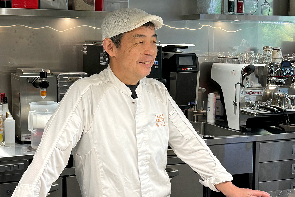 カウンターに立つ藤田美知男様の写真