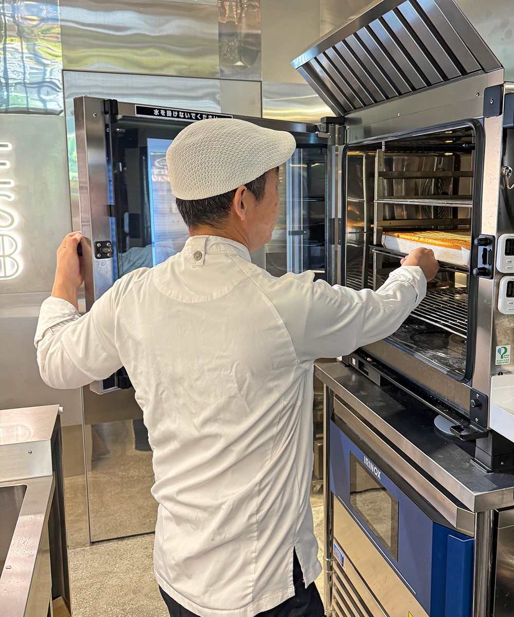 藤田様がウノックスから焼成後のスイーツを取り出す様子