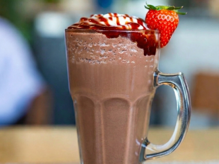 レシピ画像:〈ブレンテック〉チョコレートスムージー いちごトッピング