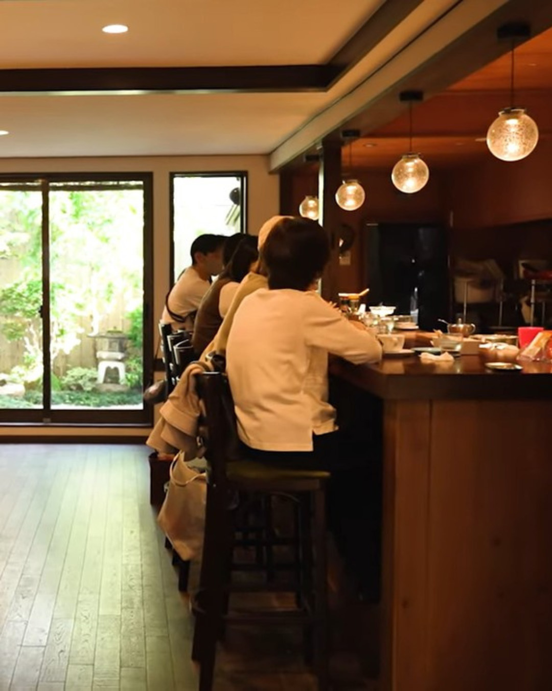 店内のカウンターがお客様で埋まっている様子