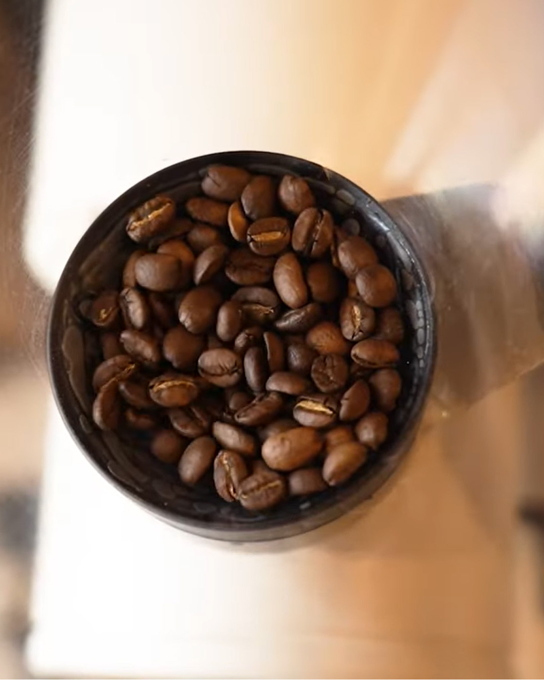 カップに入ったコーヒー豆を真上から撮った写真